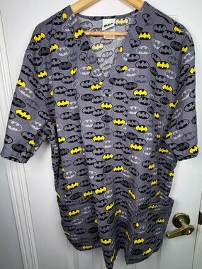 Batman Gray Scrub Top Men's XL 100% Cotton V Neck Logo Print Medical Nurse